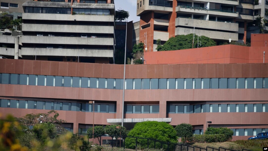 Foto bagian depan Kedutaan Besar AS dan tiang bendera tanpa bendera AS, Caracas, Venezuela, 14 Maret 2019. 