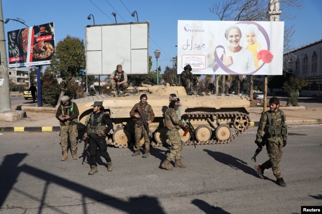 Hayat Tahrir al-Sham (HTS) memeriksa keamanan untuk mencari "sisa" pasukan Bashar al-Assad di Wadi al-Dahab, Homs, Suriah, 2 Januari 2025. (Foto: Reuters)