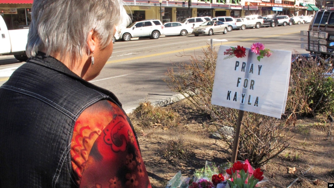 Seorang warga AS, Laura Spaeth memanjatkan doa di sebuah tempat peringatan bagi Kayla Mueller di kota Prescott, Arizona, Selasa (10/2).
