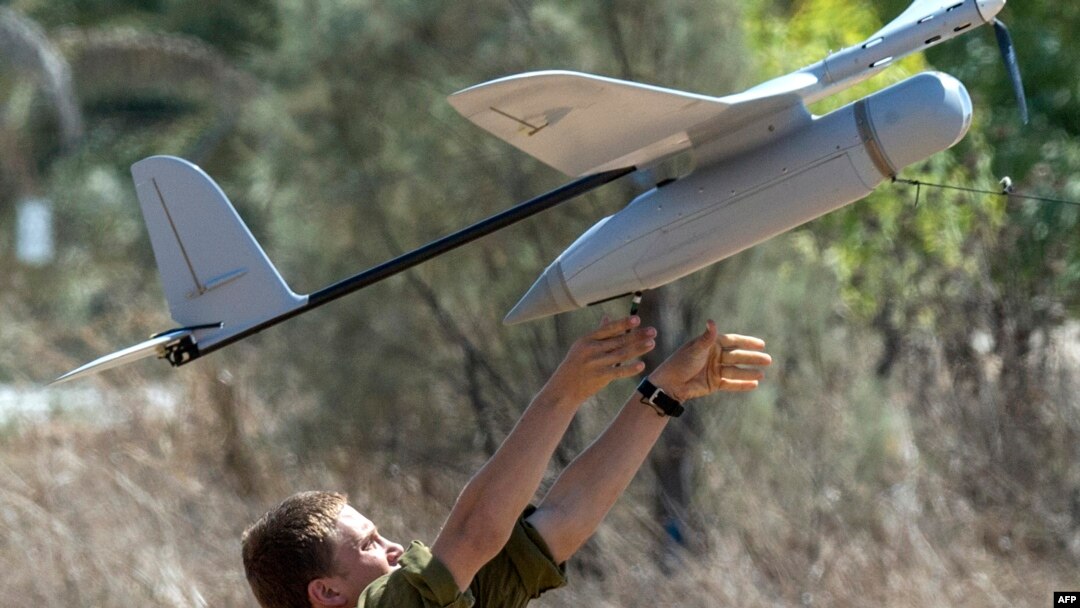 Seorang tentara Israel bersiap menerbangkan pesawat tak berawak 'Skylark I' untuk misi pengintaian di Jalur Gaza (foto: dok).