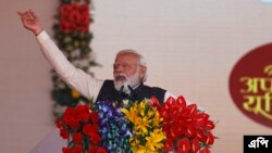 ভারতের প্রধানমন্ত্রী নরেন্দ্র মোদি গোরখপুর ফার্টিলাইজার প্ল্যান্ট এবং ভারতের উত্তর প্রদেশের গোরখপুরে ইন্ডিয়ান কাউন্সিল অফ মেডিকেল রিসার্চের একটি নতুন ভবন সহ একাধিক উন্নয়ন প্রকল্পের উদ্বোধন করেছেন। ৭ ডিসেম্বর ২০২১। (ছবি-এপি/রাজেশ কুমার সিং)