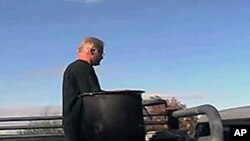 贝兹在卡车上安装了特殊的木材燃炉，用管线和引擎连在一起