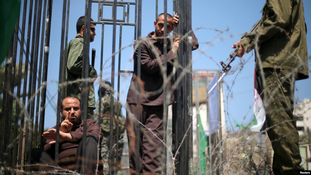 Men play the role of jailed Palestinians and Israeli soldiers during a rally in support of Palestinian prisoners on hunger strike in Israeli jails, in Gaza City April 17, 2017.
