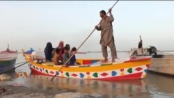 پاکستان میں کشتی پر زندگی بسر کرنے والے ماہی گیر