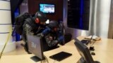 Agentes de la policía ecuatoriana investigan en los estudios de Ecuavisa tras el envío de varios paquetes bomba a periodistas en Ecuador, el 20 de marzo de 2023.