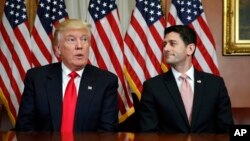 Presiden terpilih AS Donald Trump (kiri) dan Ketua DPR Paul Ryan berpose bersama setelah pertemuan di Washington DC (foto: dok).