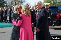 Presiden AS Joe Biden dan Ibu Negara menjamu Presiden Prancis Emmanuel Macron dan Ibu Negara dalam Upacara Kedatangan Kenegaraan resmi di Gedung Putih di Washington. (Foto: Reuters)