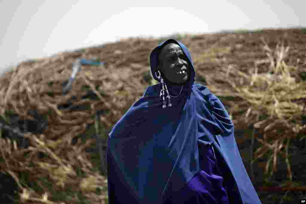 Une femme de la tibut Maasai marche dans un village à la périphérie de Serengeti, dans le nord de la Tanzanie, lundi 12 août 2013.