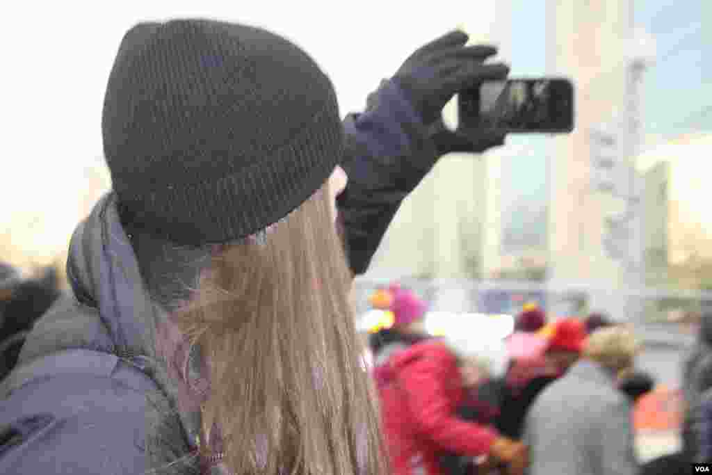Los visitantes quieren grabar no solo en sus memorias sino tambi&eacute;n en sus aparatos tecnol&oacute;gicos todos los momentos del D&iacute;a de la Juramentaci&oacute;n del presidente Obama. [ Foto: Mitzi Macias, VOA]