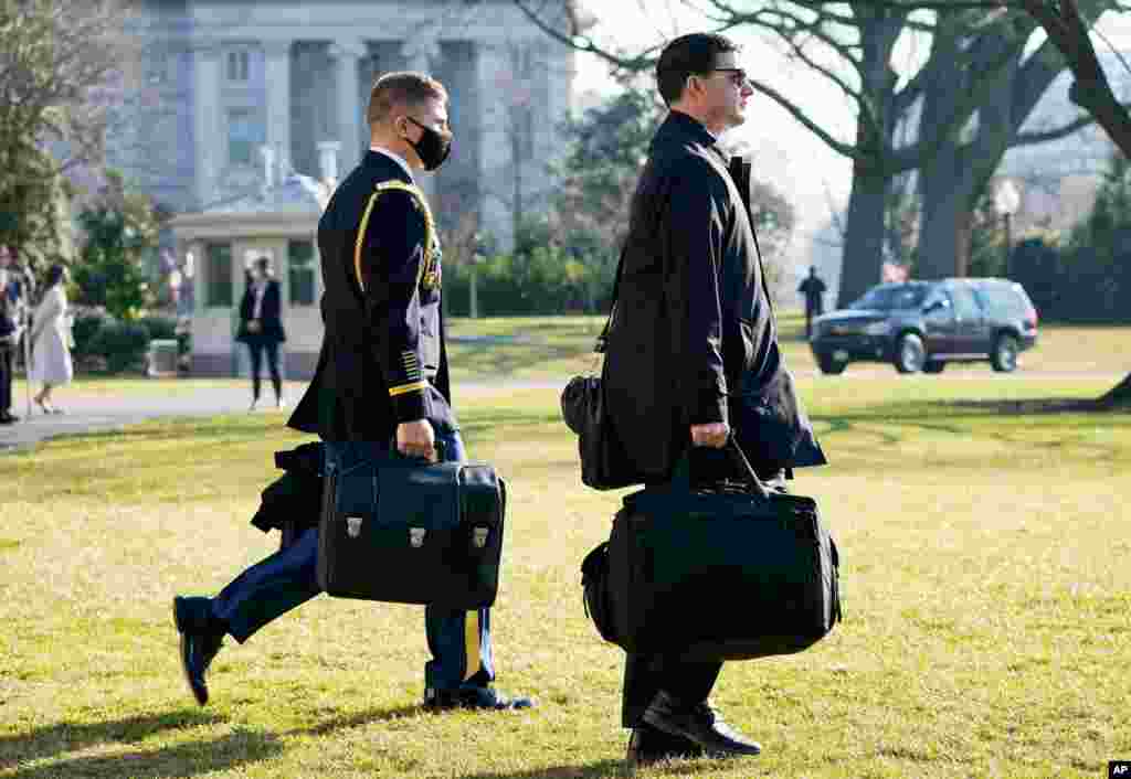 도널드 트럼프 미국 대통령의 군사보좌관이 핵발사코드가 담긴 &#39;핵가방(nuclear football)&#39;을 들고 백악관에서 텍사스주로 향하는 대통령을 뒤따르고 있다.