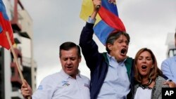 La firma Cedatos pronostica que el aspirante conservador, quien recibió el apoyo de otros líderes de la oposición, superaría al oficialista Lenín Moreno, remontando los 11 puntos de diferencia que los separaron en la primera vuelta. 