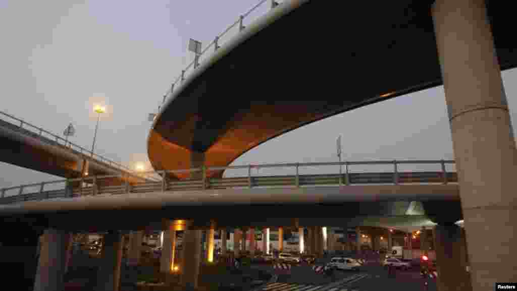 VENDREDI. Ouverture de la première école d'architecture en Côte d'Ivoire. (en photo : le pont Henri Konan Bédié à Abidjan, le 15 décembre 2014). L'Ordre national des architectes a ouvert la première école du pays. Les étudiants n’auront plus besoin d’aller à l'étranger pour apprendre le métier. LIRE L'ARTICLE ICI.