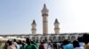 Les pèlerins entrent dans la Grande Mosquée de Touba le 28 octobre 2018, jour du Grand Magal des Mourites, le plus grand pèlerinage annuel au Sénégal. (SEYLLOU/AFP)