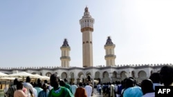 Les pèlerins entrent dans la Grande Mosquée de Touba le 28 octobre 2018, jour du Grand Magal des Mourites, le plus grand pèlerinage annuel au Sénégal. (SEYLLOU/AFP)