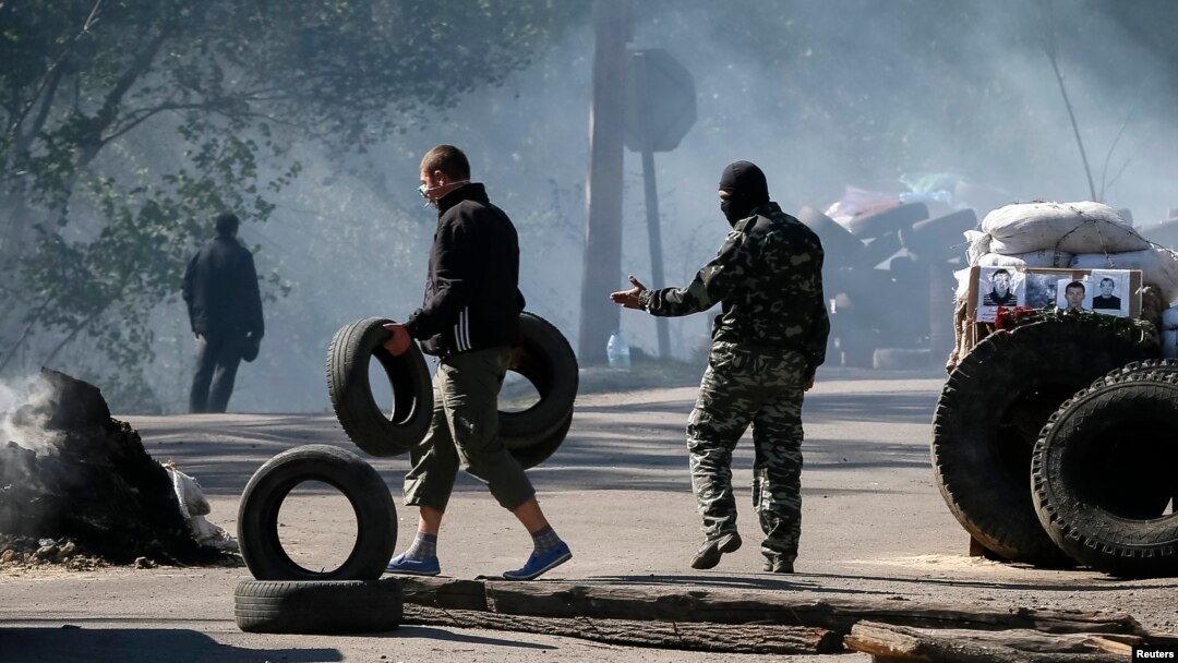Ukraina sharqidagi Slavyansk shahrida federalizatsiya tarafdorlari, 24-aprel, 2014-yil
