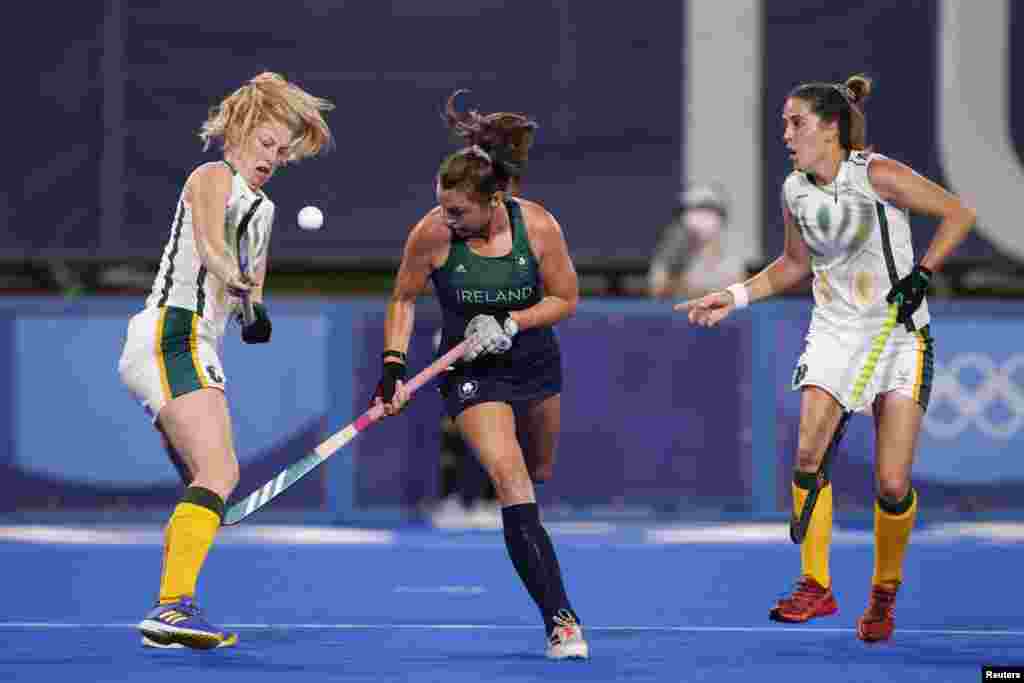 Ireland v South Africa - Oi Hockey Stadium, Tokyo, Japan - July 24, 2021. Deirdre Duke of Ireland in action with Taryn Mallett of South Africa. REUTERS/Phil Noble