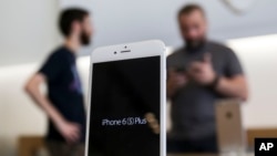 An Apple iPhone 6s Plus smartphone is displayed Sept. 25, 2015 at the Apple store at The Grove in Los Angeles. 