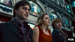 Secuplik adegan dari "Harry Potter and the Deathly Hallows: Part 1." Para aktor utama, dari kiri ke kanan: Daniel Radcliffe, Emma Watson dan Rupert Grint.