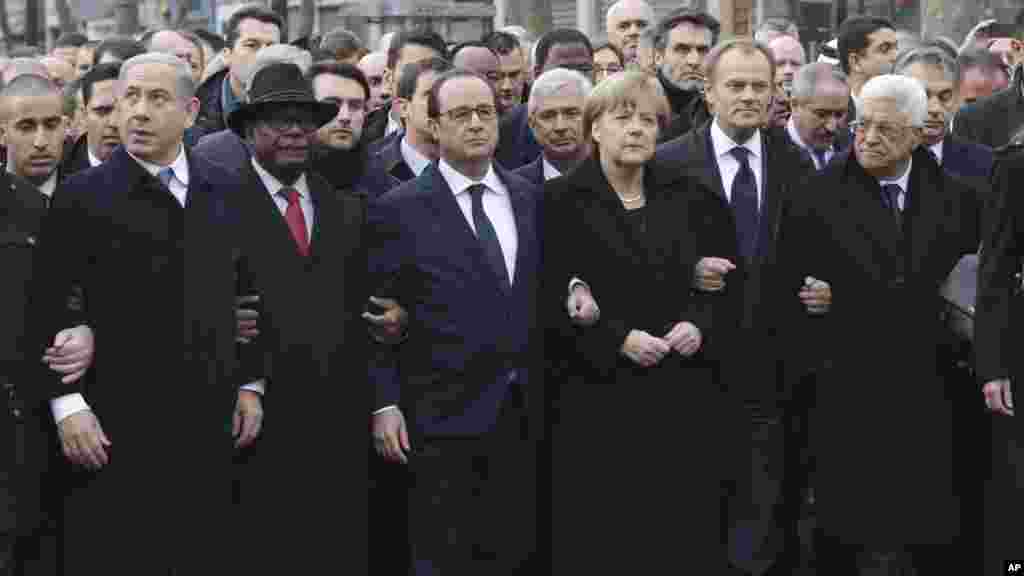 Shugaban Isra&#39;ila Benjamin Netanyahu, Shugaban Mali Ibrahim Boubacar Keita, Shugaban Faransa Francois Hollande, Shugaban Jamus Angela Merkel, Shugaban EU Donald Tusk, da Shugaban Falasdinawa Mahmoud Abbas a Paris.