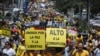 Hondureños enarbolan carteles por la paz y contra la corrupción, en una protesta en Tegucigalpa, la capital, en 2012.