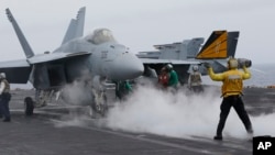 Pesawat tempur AS siaga di kapal induk USS John C. Stennis pada latihan militer AS-Jepang di lepas pantai Pulau Okinawa 15 Juni lalu (foto: dok). Salah satu tantangan pertahanan AS adalah mengimbangi kemampuan militer Rusia dan China.