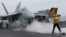 Pesawat tempur AS siaga di kapal induk USS John C. Stennis pada latihan militer AS-Jepang di lepas pantai Pulau Okinawa 15 Juni lalu (foto: dok). Salah satu tantangan pertahanan AS adalah mengimbangi kemampuan militer Rusia dan China.