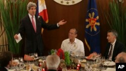 Menlu AS John Kerry (berdiri) memberikan pidato, sebelum acara makan malam dengan Presiden Filipina Benigno Aquino dan Menlu Albert del Rosario di Manila hari Selasa (17/12). 