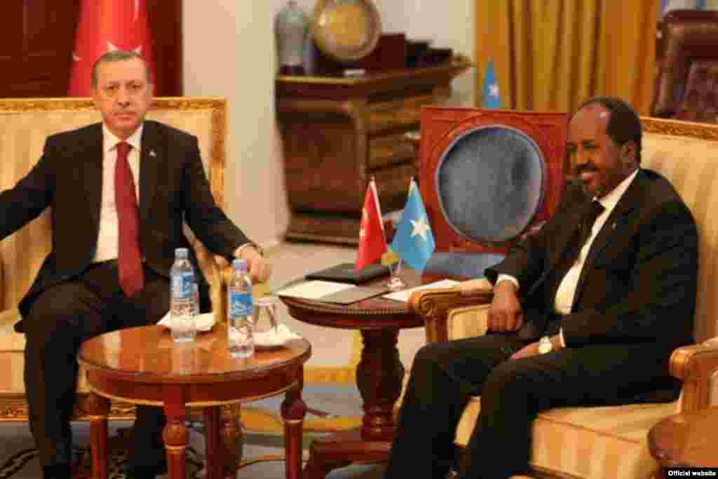 Madaxweyne Erdogan oo Madaxtooyada kula kulmay madaxweynaha Soomaaliya