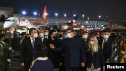 El ministro de Relaciones Exteriores de México, Marcelo Ebrard, conversa con el presidente venezolano Nicolás Maduro y primera dama Cilia Flores, en el aeropuerto internacional Benito Juárez, México, el pasado fin de semana.