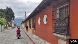 Antigua Guatemala conserva una arquitectura colonial con balconerías de hierro forjado en inmuebles particulares y públicos, y calles empedradas al estilo colonial. [Foto: Tomás Guevara, VOA]