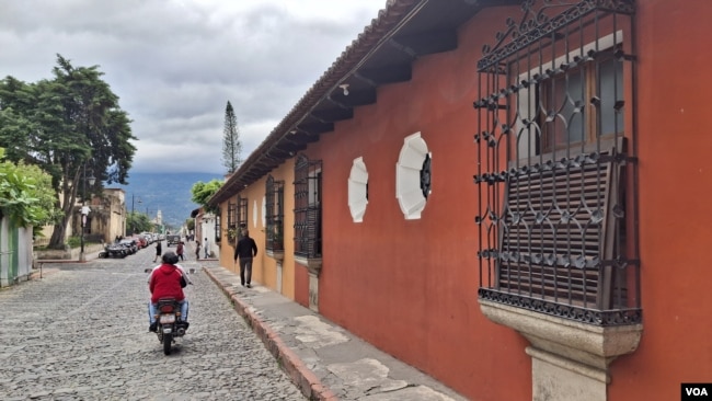 Antigua Guatemala conserva una arquitectura colonial con balconerías de hierro forjado en inmuebles particulares y públicos, y calles empedradas al estilo colonial. [Foto: Tomás Guevara, VOA]