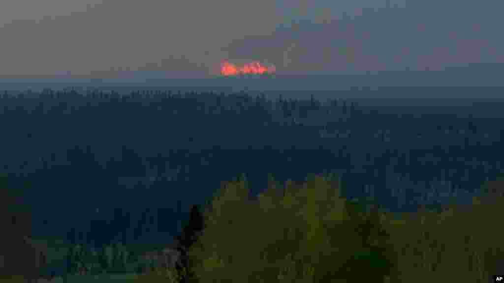 La fumée dans le forêt de Fort McMurray, le 5 mai 2016.