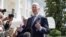 Presiden AS Joe Biden berbicara dengan awak media sesaat sebelum meninggalkan Gedung Putih untuk berangkat menuju Delaware, pada 17 Juni 2022. (Foto: Reuters/Evelyn Hockstein)