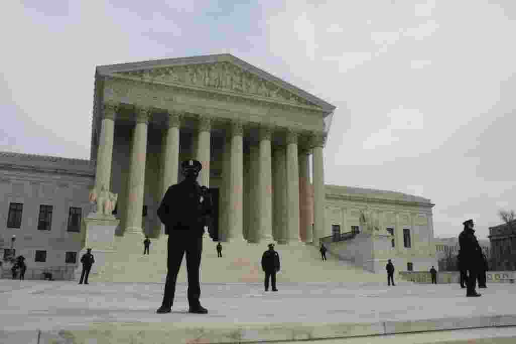 Durante la demostración, oficiales de la policía protegieron el edificio de la Corte Suprema de Justicia, con sus rostros cubiertos, probablemente por el intenso frío que hacía en la capital.