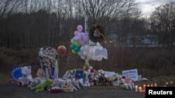 Sepasang pengantin melompat saat sesi foto di depan barikade yang dipasang oleh milisi pro-Rusia di kota Kramatorsk, Ukraina timur.