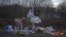 Sepasang pengantin melompat saat sesi foto di depan barikade yang dipasang oleh milisi pro-Rusia di kota Kramatorsk, Ukraina timur.