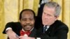 Em 2005, Paul Rusesabagina recebeu do presidente americano George W. Bush a Medalha da Liberdade, na Casa Branca 