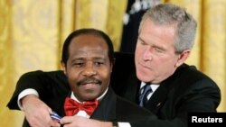 Em 2005, Paul Rusesabagina recebeu do presidente americano George W. Bush a Medalha da Liberdade, na Casa Branca 