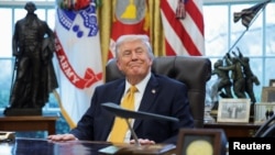 唐纳德·特朗普总统在白宫椭圆形办公室签署行政命令，成立由副总统JD·万斯领导的反欺诈工作组，并回答记者提问。(2026年3月16日)