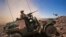 Un soldat français monte la garde dans un véhicule blindé dans la vallée de Terz, à environ 60 km au sud de la ville de Tessalit, dans le nord du Mali, le 21 mars 2013.