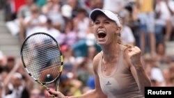 Caroline Wozniacki dari Denmark setelah mengalahkan Maria Sharapova asal Rusia pada hari ketujuh AS Terbuka (31/8). 