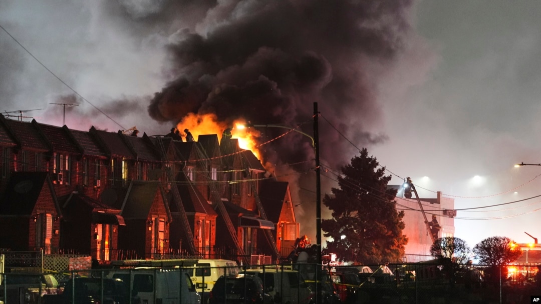 Vatra nakon pada aviona u kvartu FIladelfije (Foto:AP /Matt Rourke)