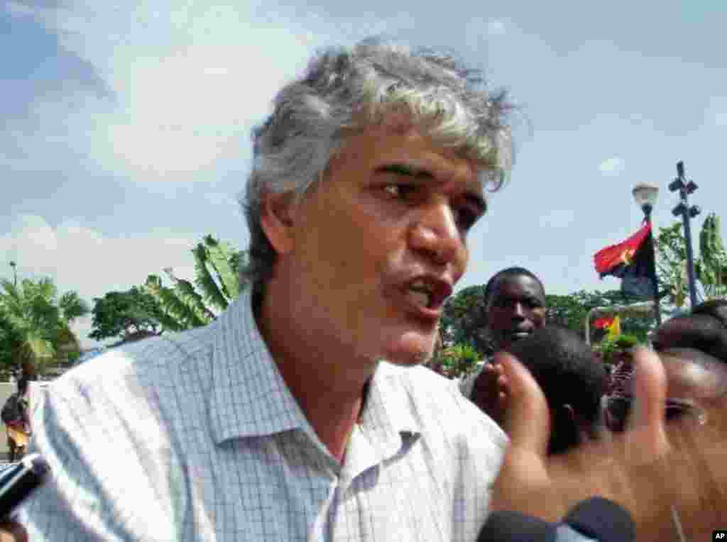 O politólogo Nelson Pestena, durante a manifestação na Praça da Independência, em Luanda (2 de Abril de 2011) Foto de Alexandre Neto / VOA