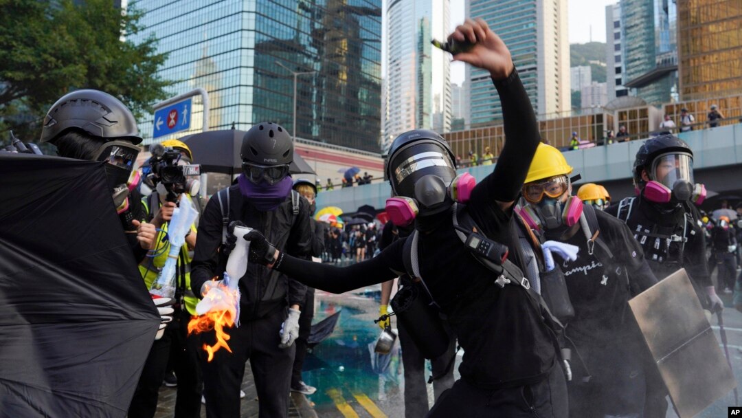 Las protestas del domingo se tornaron violentas y dejaron al menos 18 personas heridas y más de 80 detenidos.