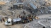 Palestinos llenan contenedores con agua, en medio de un alto el fuego entre Israel y Hamás, en el campo de refugiados de Jabalia, en el norte de la Franja de Gaza, el 4 de febrero de 2025. REUTERS/Mahmoud Issa