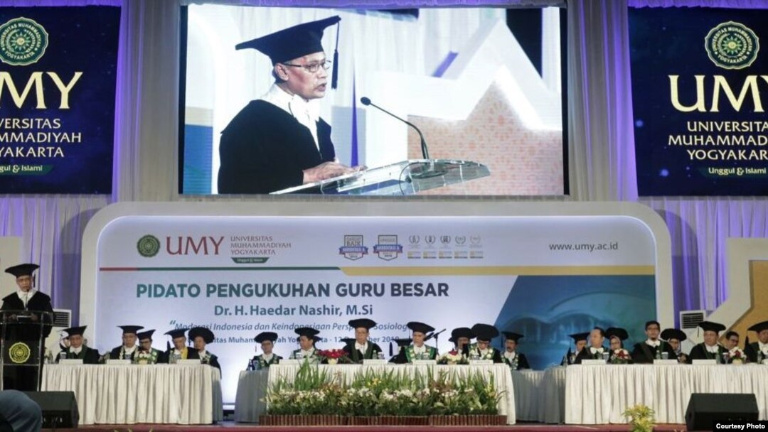 Haedar Nashir menyampaikan pidato Moderasi Indonesia dan Keindonesiaan Perspektif Sosiologi. (Foto: Humas UMY)