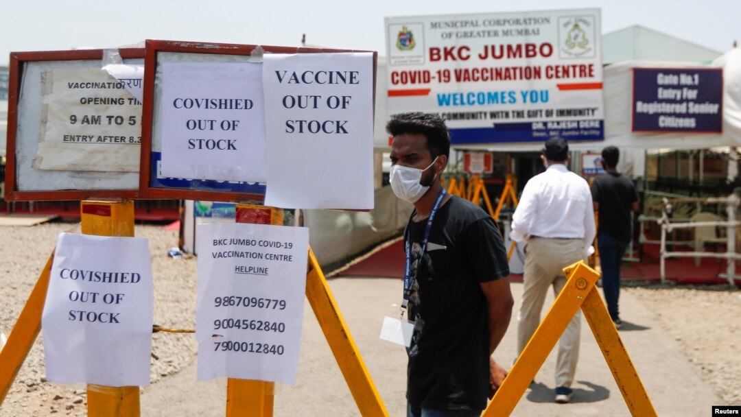 Pemberitahuan mengenai kekurangan Covishield, vaksin virus corona yang diproduksi oleh Serum Institute of India, tampak di luar pusat vaksinasi di Mumbai, India, 20 April 2021. 