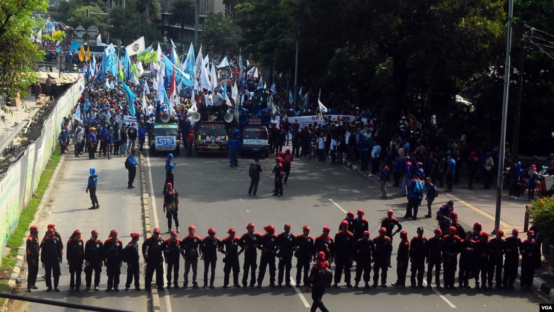 Ribuan buruh melakukan unjuk rasa di Jakarta untuk menuntut kenaikan upah minimum, Rabu 10/12 (foto: VOA/Fathiyah).