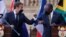 Le président sud-africain Cyril Ramaphosa, à droite, saluant son homologue français Emmanuel Macron à l'issue d'une conférence de presse conjointe, à Pretoria, le 28 mai 2021.