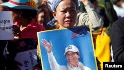 Supporters of Kem Sokha, leader of the Cambodia National Rescue Party (CNRP), stand outside the court during a hearing for the jailed opposition leader in Phnom Penh, Cambodia, Sept. 26, 2017.